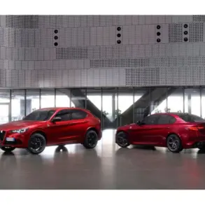 Alfa Romeo Giulia Quadrifoglio Collezione und Stelvio Quadrifoglio Collezione in exklusivem Rot in moderner Halle.