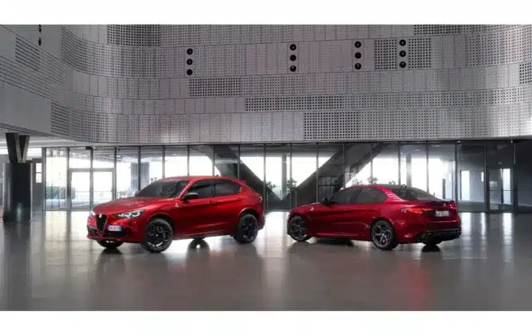 Alfa Romeo Giulia Quadrifoglio Collezione und Stelvio Quadrifoglio Collezione in exklusivem Rot in moderner Halle.