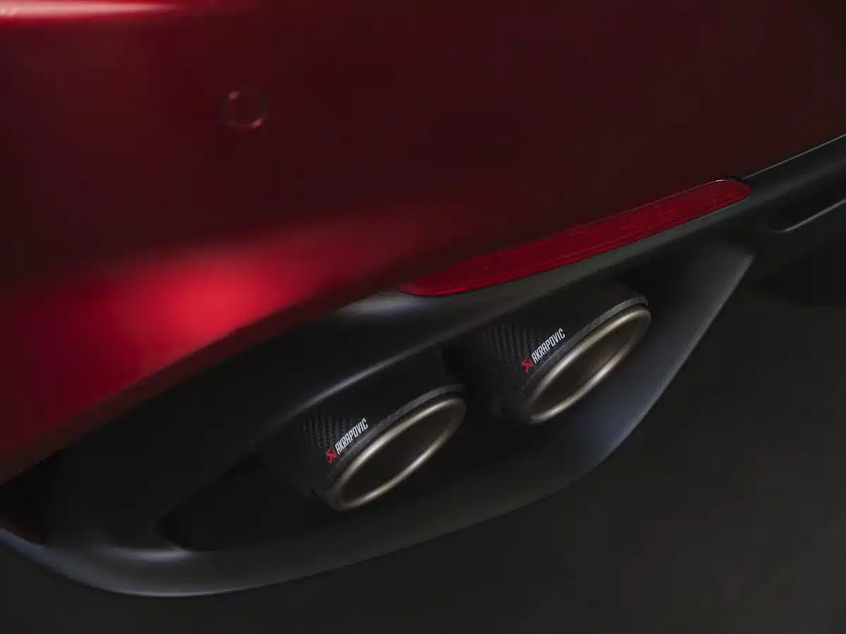 Carbon-Auspuffendrohre von Akrapovič an einem roten Alfa Romeo Quadrifoglio Collezione.
