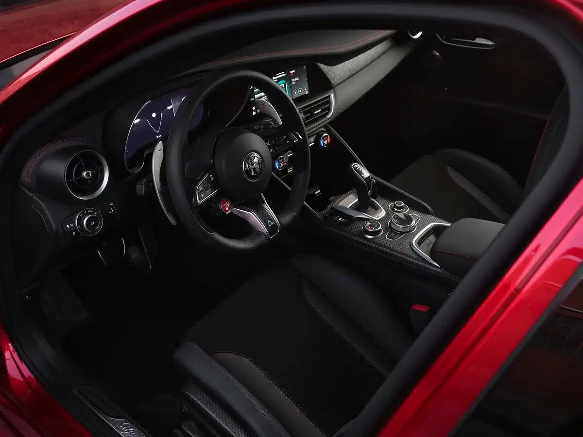 Detailaufnahme des Cockpits der Alfa Romeo Giulia Quadrifoglio Collezione mit Leder, Alcantara und roten Ziernähten