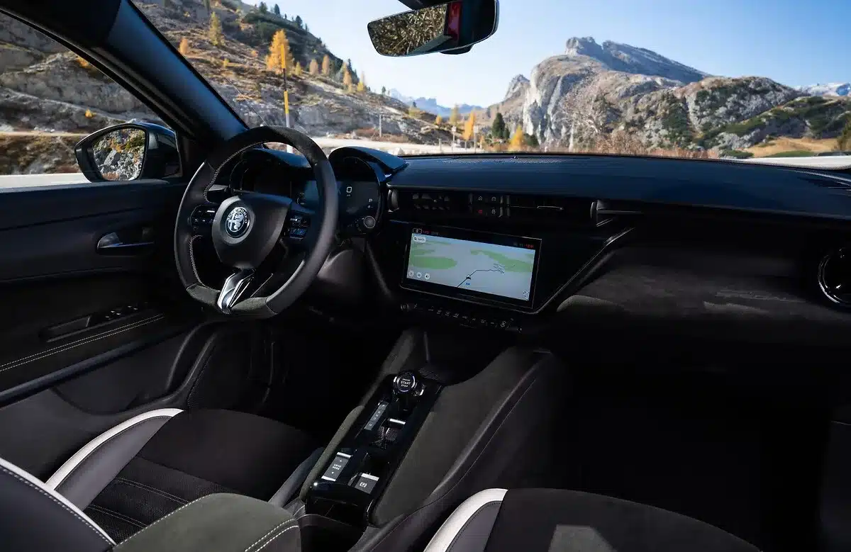 Innenraum des Alfa Romeo Junior Sport Speciale mit sportlichem Lenkrad, Alcantara-Sitzen und großem Touchdisplay