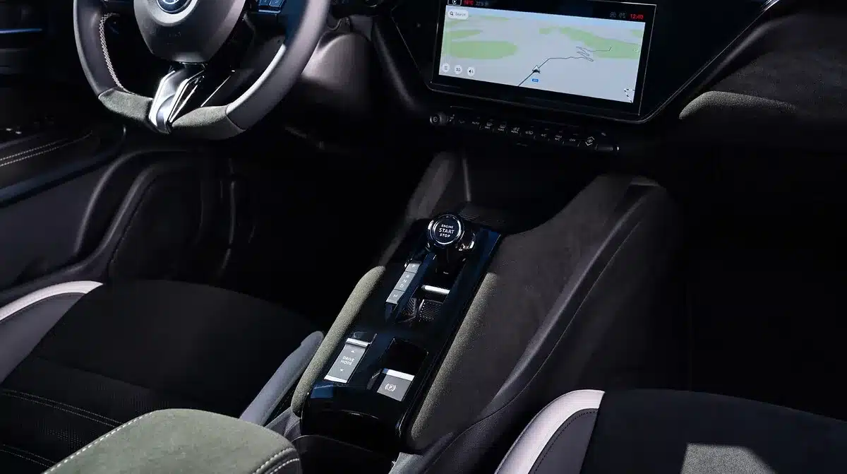 Innenraumansicht des Alfa Romeo Junior Sport Speciale mit Alcantara-Sitzen und großem Touchscreen-Display.