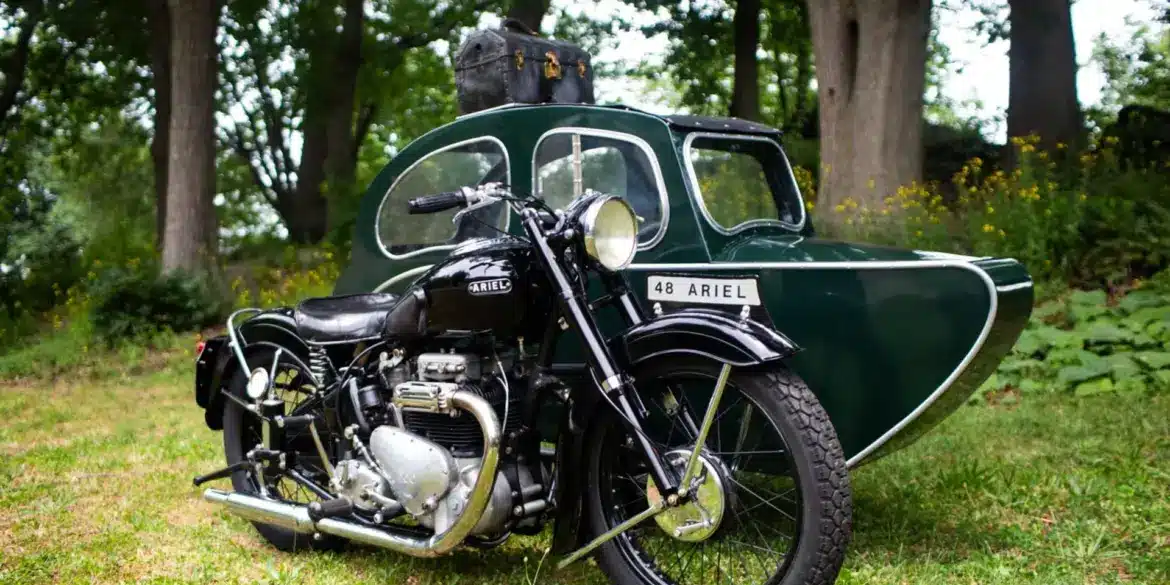 Ariel Square Four Motorrad von 1948 mit grünem Watsonian-Seitenwagen im Freien