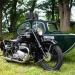 Ariel Square Four Motorrad von 1948 mit grünem Watsonian-Seitenwagen im Freien