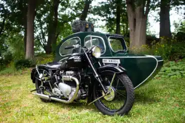 Ariel Square Four Motorrad von 1948 mit grünem Watsonian-Seitenwagen im Freien