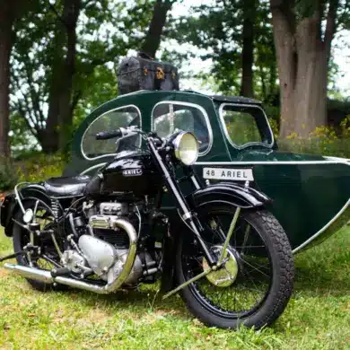 Ariel Square Four Motorrad von 1948 mit grünem Watsonian-Seitenwagen im Freien