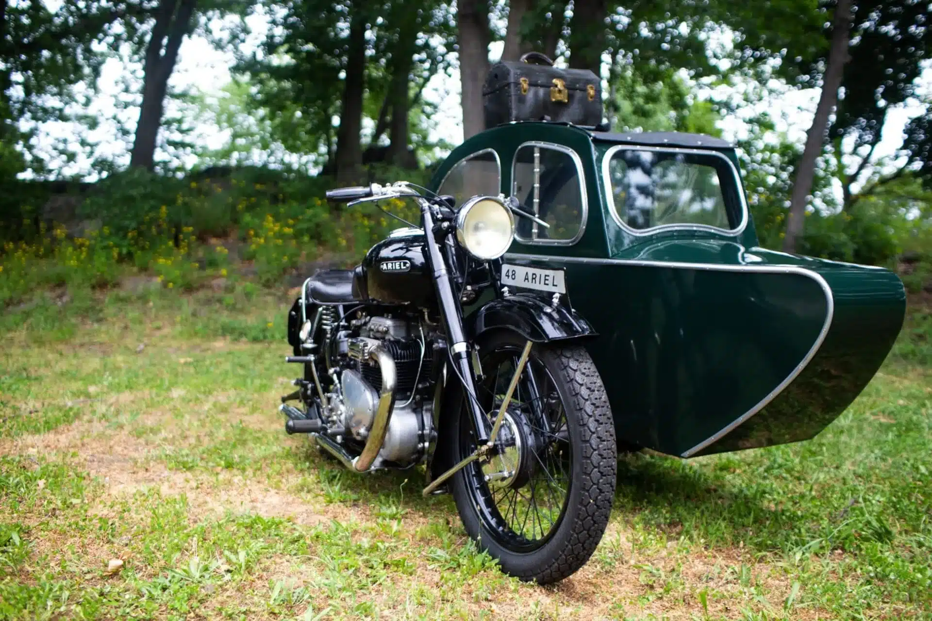 Ariel Square Four 1948 mit Watsonian-Seitenwagen auf einer Wiese, Nahaufnahme von vorne rechts