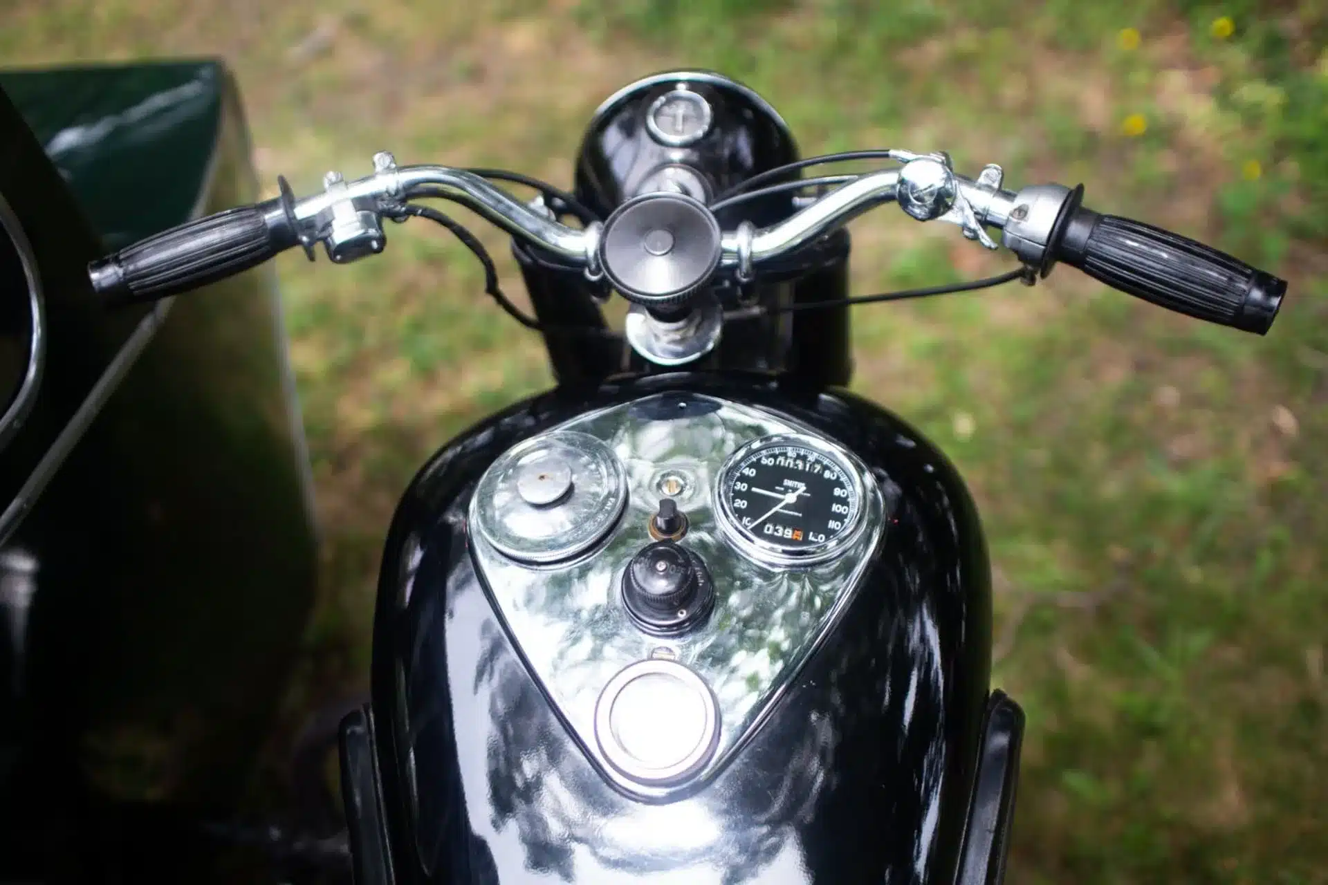 Blick auf Lenker, Instrumente und Tank einer Ariel Square Four von 1948 mit Watsonian-Seitenwagen