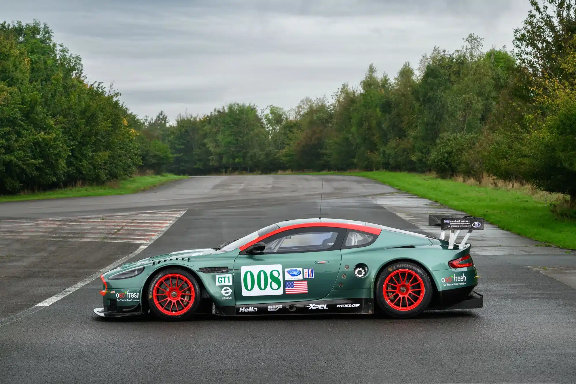 Seitenansicht des Aston Martin DBR9/5 von 2006 in GT1-Konfiguration auf einer Rennstrecke