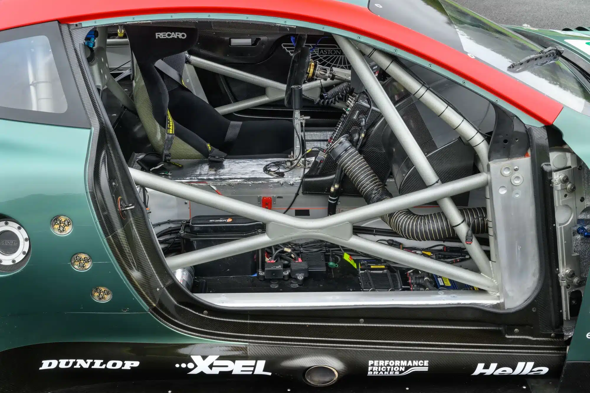 Innenraum des Aston Martin DBR9/5 GT1 von 2006 mit Überrollkäfig, Schalensitz und Renntechnik