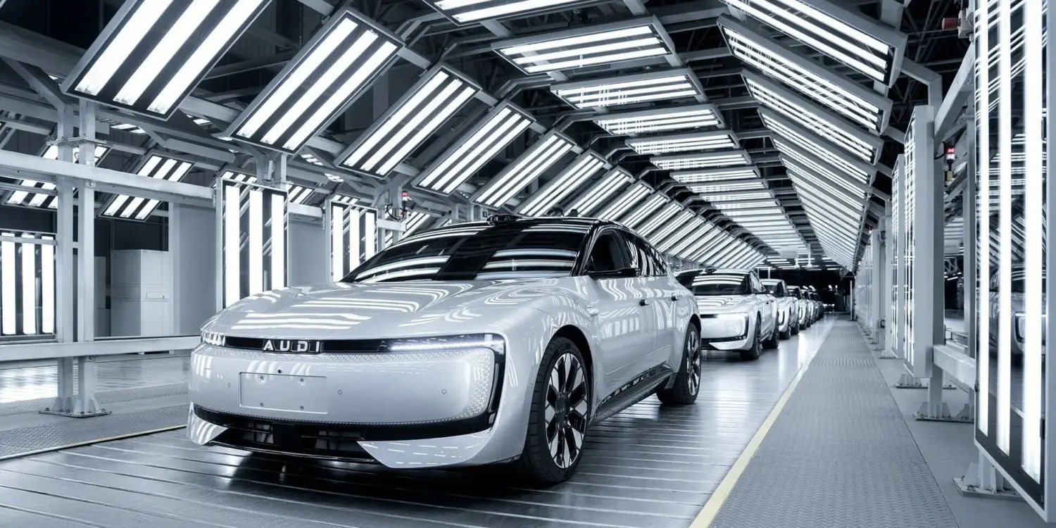 Der vollelektrische AUDI E5 Sportback in der Produktionshalle des Werks Anting bei Shanghai, modern beleuchtet und bereit zur Auslieferung.