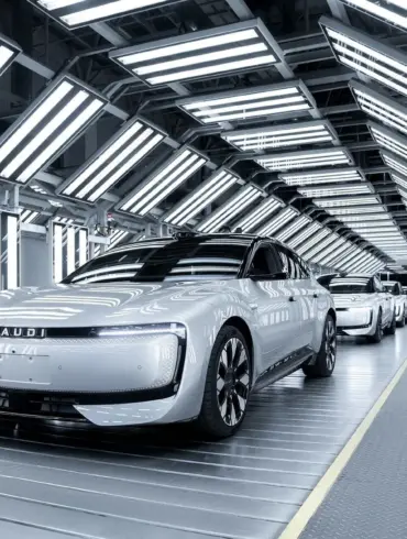 Der vollelektrische AUDI E5 Sportback in der Produktionshalle des Werks Anting bei Shanghai, modern beleuchtet und bereit zur Auslieferung.
