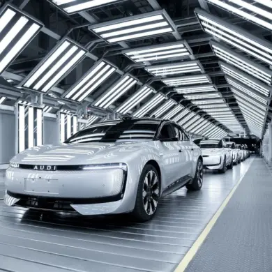 Der vollelektrische AUDI E5 Sportback in der Produktionshalle des Werks Anting bei Shanghai, modern beleuchtet und bereit zur Auslieferung.