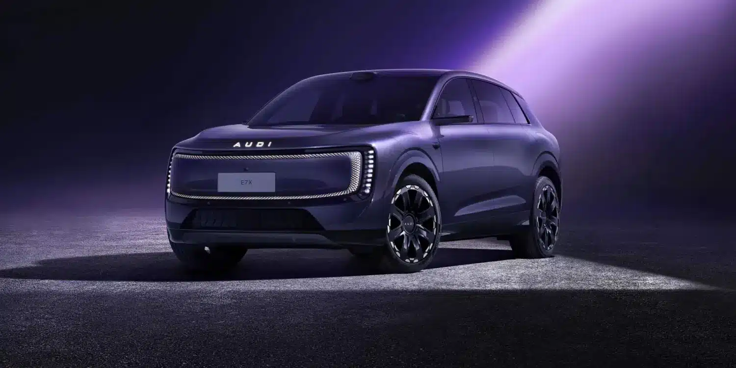 AUDI E7X, elektrischer Premium-SUV im futuristischen Design, vorgestellt auf lila Studiohintergrund