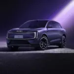 AUDI E7X, elektrischer Premium-SUV im futuristischen Design, vorgestellt auf lila Studiohintergrund