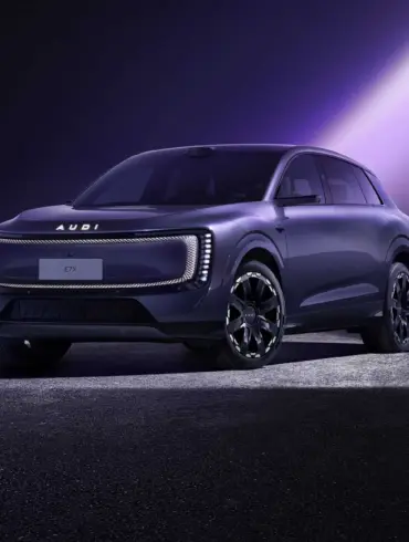 AUDI E7X, elektrischer Premium-SUV im futuristischen Design, vorgestellt auf lila Studiohintergrund