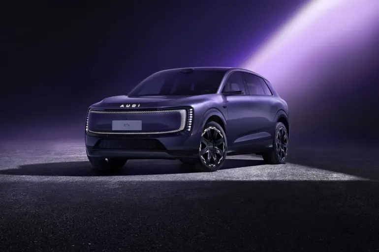 AUDI E7X, elektrischer Premium-SUV im futuristischen Design, vorgestellt auf lila Studiohintergrund