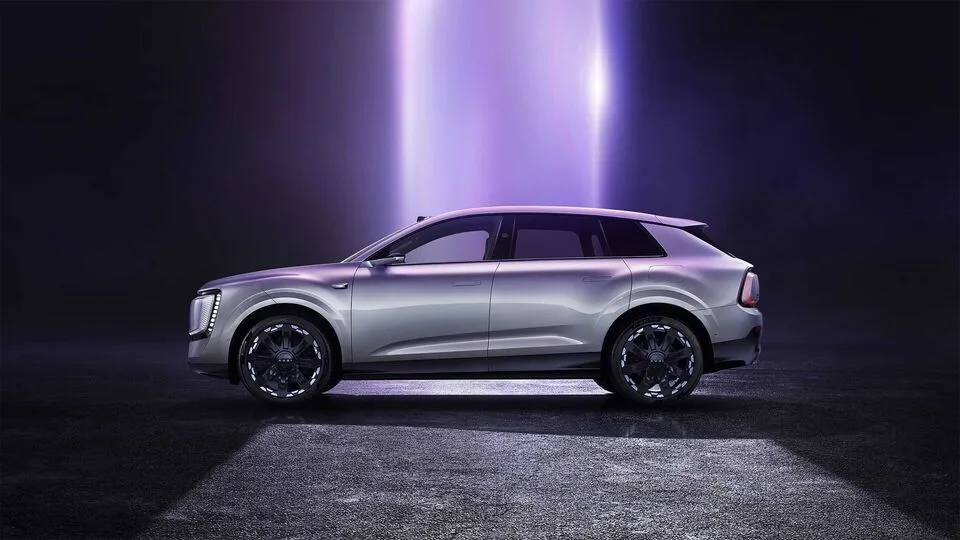 Seitliche Ansicht des AUDI E7X, ein vollelektrischer Premium-SUV für China, unter violettem Lichteffekt.