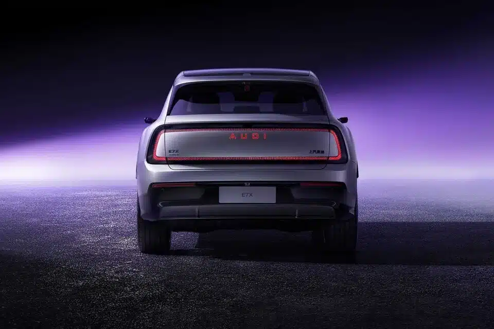 Heckansicht des AUDI E7X mit leuchtendem Lichtband und klarer Linienführung