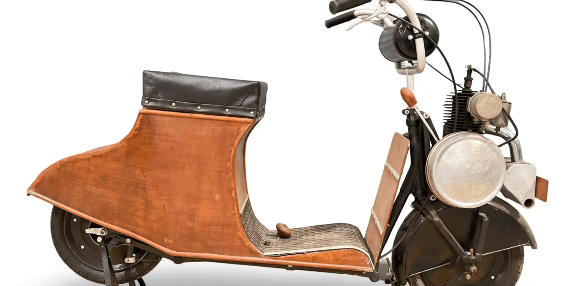 Der 1920 Autoglider 250cc Scooter in kompletter Seitenansicht, mit dreilagiger Holzverkleidung und sichtbarem Zweitaktmotor.