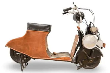 Der 1920 Autoglider 250cc Scooter in kompletter Seitenansicht, mit dreilagiger Holzverkleidung und sichtbarem Zweitaktmotor.