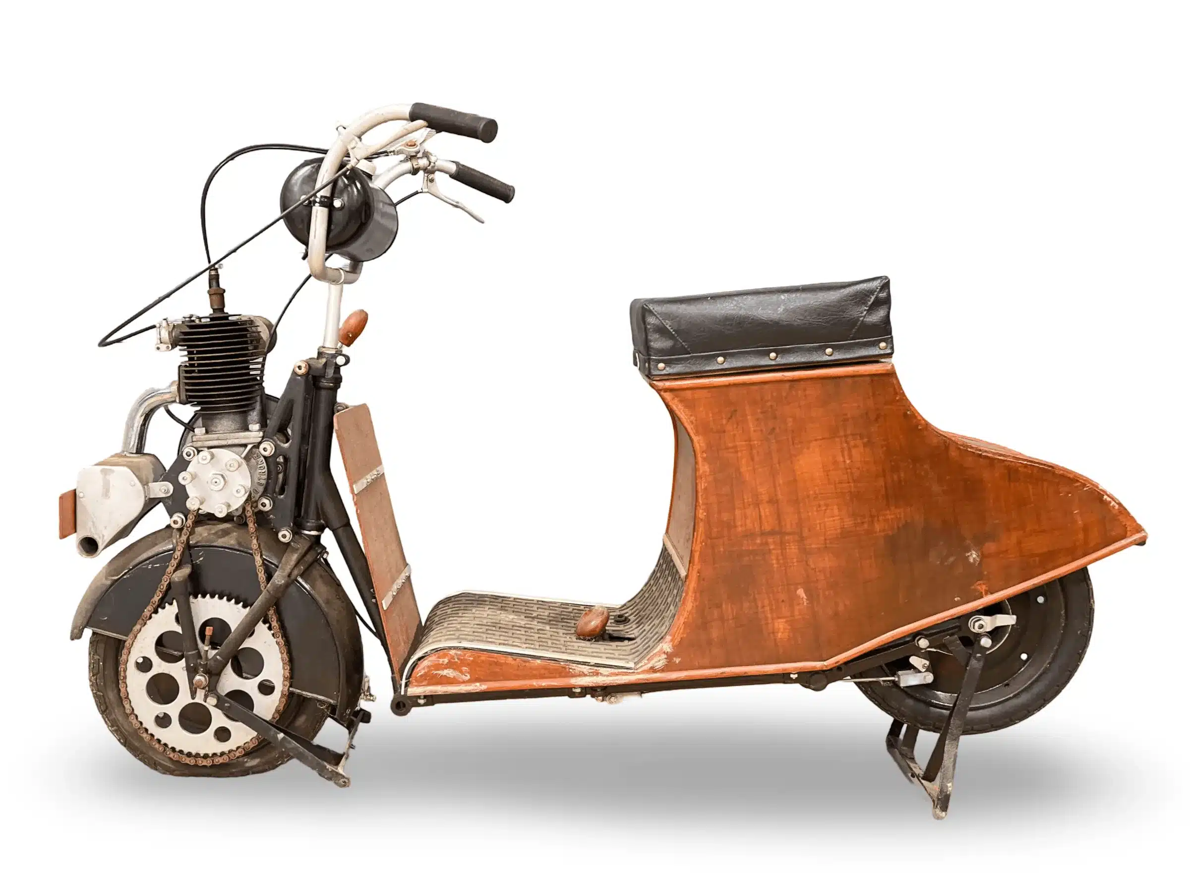 Seitliche Ansicht eines seltenen Autoglider 250cc Motorrollers von 1920 mit charakteristischer Marine-Sperrholzverkleidung.