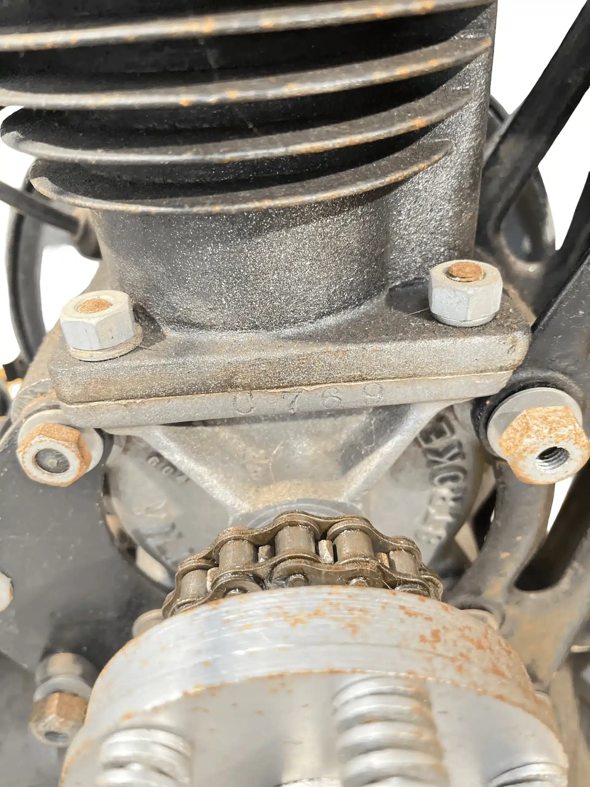 Nahaufnahme des Kettenantriebs und Motorblocks eines Autoglider 1920 Scooters