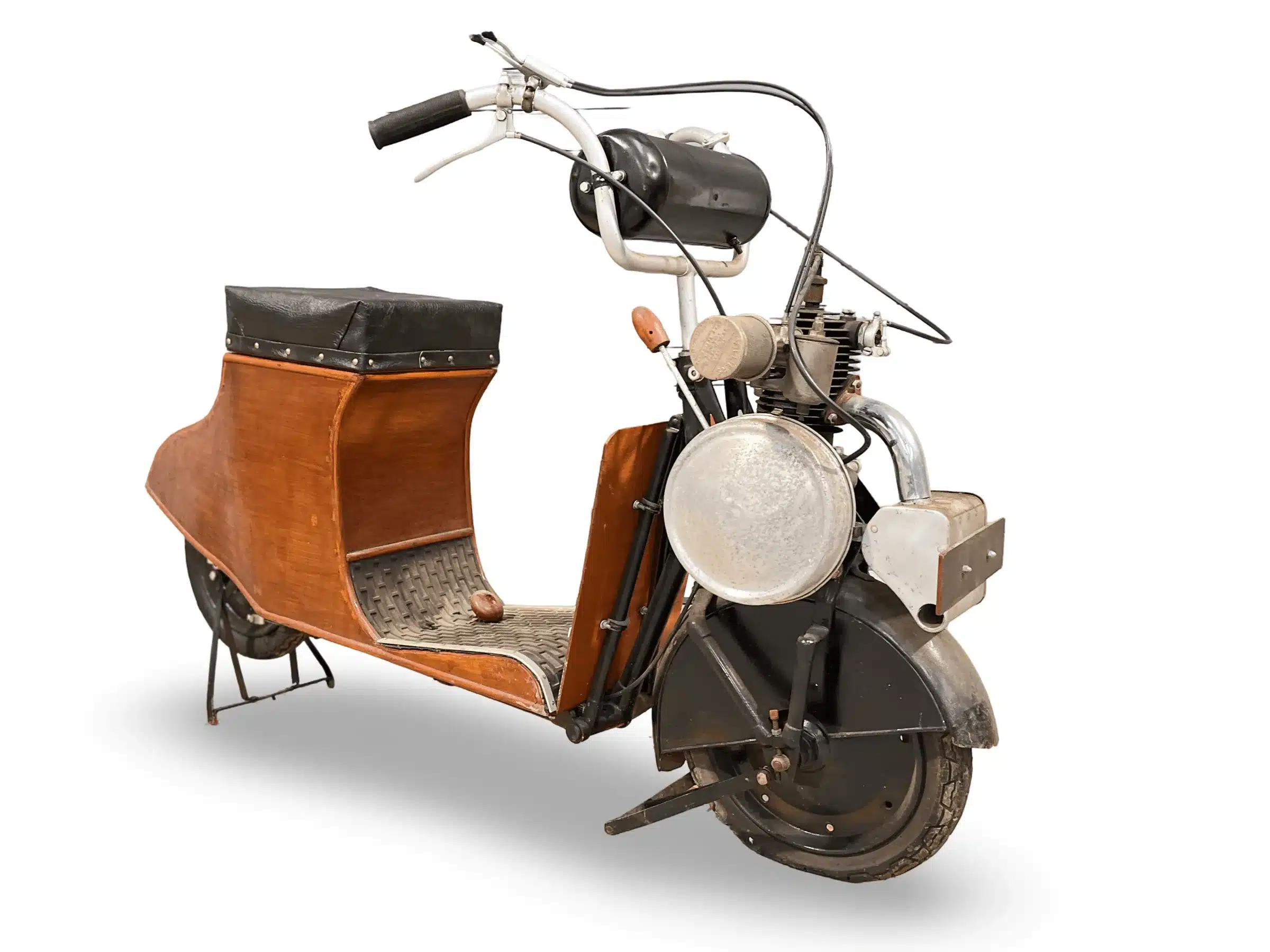 Seitenansicht eines 1920 Autoglider 250cc Scooters mit Holzverkleidung, sichtbarem Motor und charakteristischer Frontantriebstechnik.