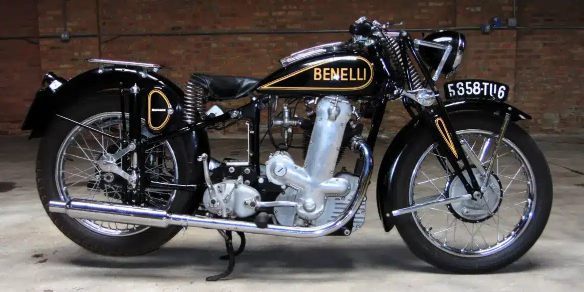 Seitenansicht einer restaurierten Benelli Einzylinder-Motorrads aus der Vorkriegszeit mit schwarzem Lack und goldenen Details.