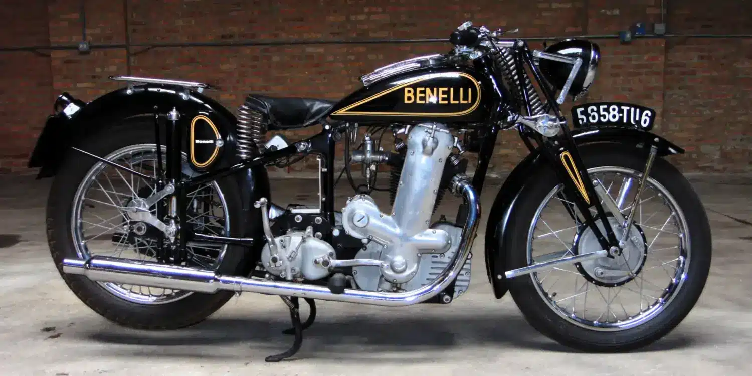 Seitenansicht einer restaurierten Benelli Einzylinder-Motorrads aus der Vorkriegszeit mit schwarzem Lack und goldenen Details.