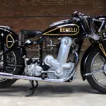 Seitenansicht einer restaurierten Benelli Einzylinder-Motorrads aus der Vorkriegszeit mit schwarzem Lack und goldenen Details.