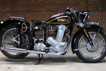 Seitenansicht einer restaurierten Benelli Einzylinder-Motorrads aus der Vorkriegszeit mit schwarzem Lack und goldenen Details.