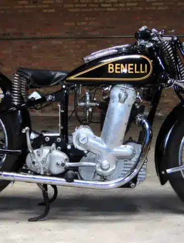 Seitenansicht einer restaurierten Benelli Einzylinder-Motorrads aus der Vorkriegszeit mit schwarzem Lack und goldenen Details.