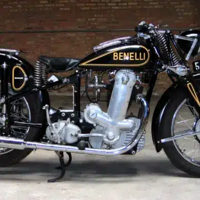 Seitenansicht einer restaurierten Benelli Einzylinder-Motorrads aus der Vorkriegszeit mit schwarzem Lack und goldenen Details.
