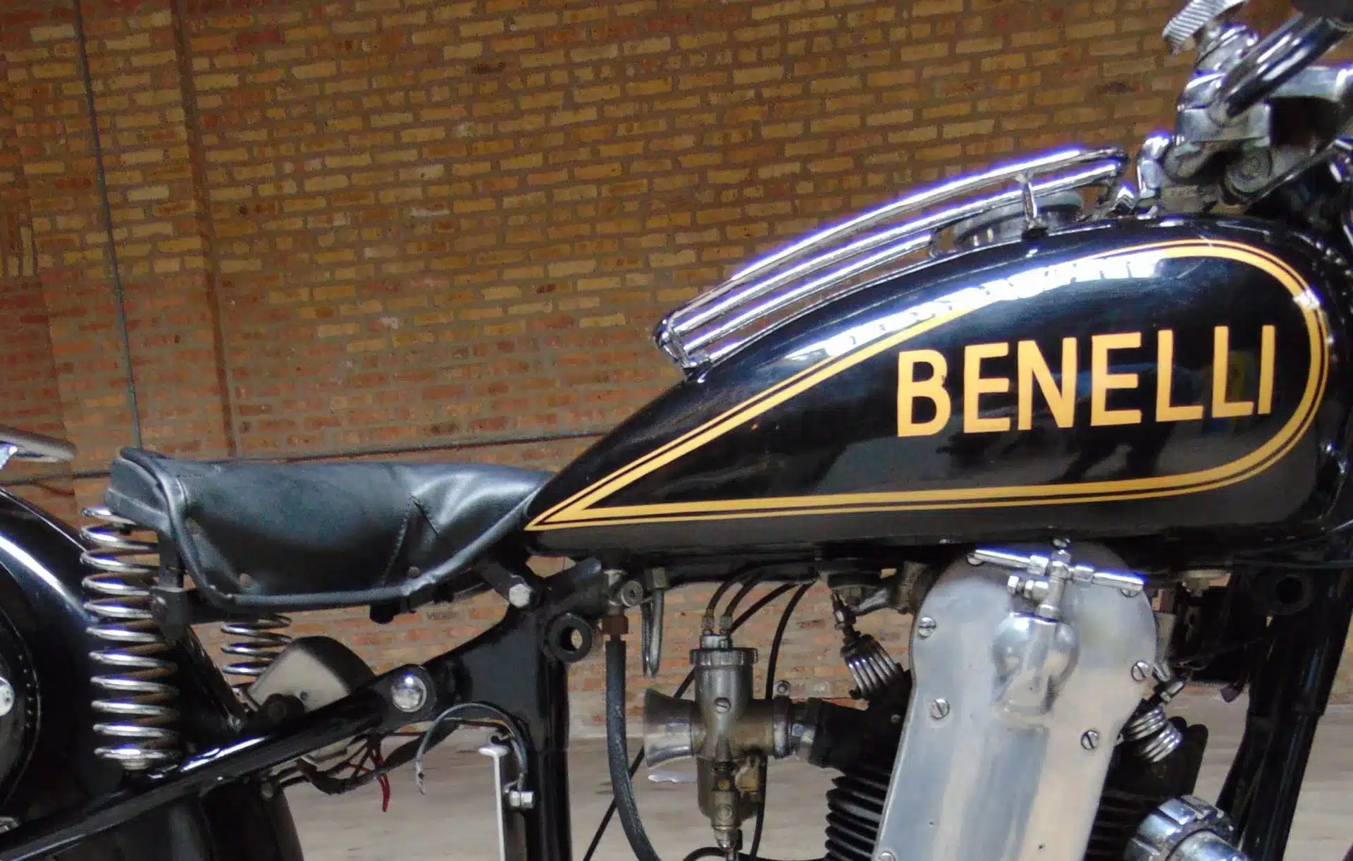 Nahaufnahme eines Benelli Einzylinder-Motorrads mit sichtbarem Tank und Motor, historische Ausführung