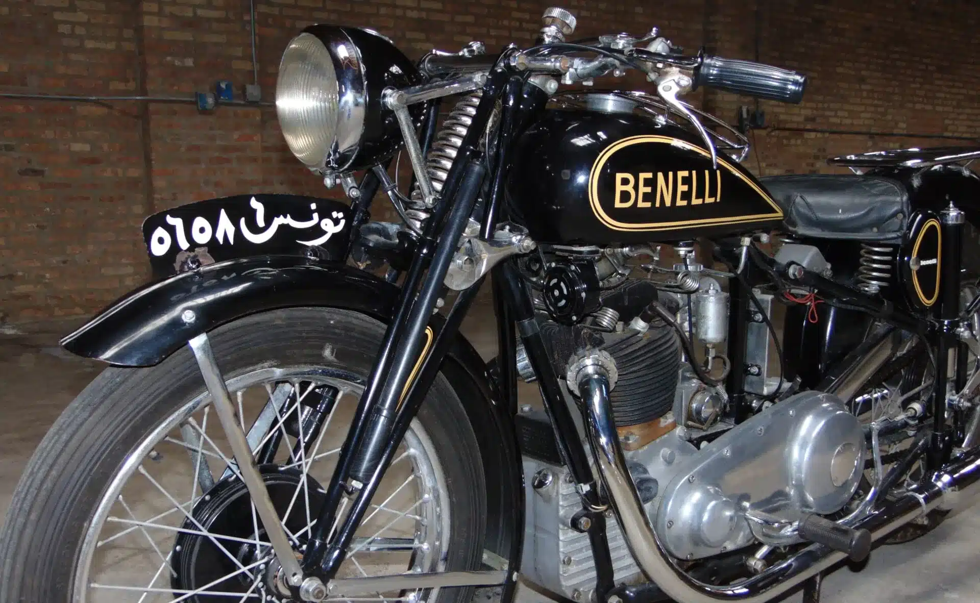 Historisches Benelli Einzylinder-Motorrad aus der Vorkriegszeit in Nahaufnahme