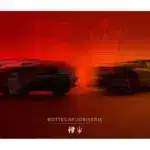 Zwei exotische Sportwagen, links ein Alfa Romeo und rechts ein Maserati, im BOTTEGAFUORISERIE Design vor rotem Hintergrund.