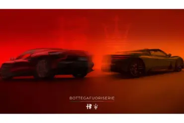 Zwei exotische Sportwagen, links ein Alfa Romeo und rechts ein Maserati, im BOTTEGAFUORISERIE Design vor rotem Hintergrund.