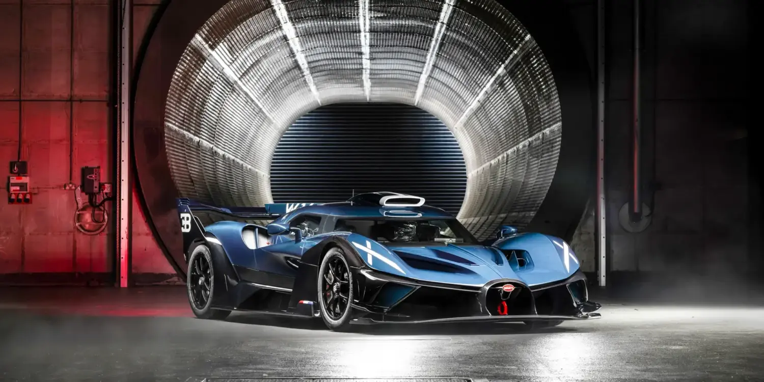 Bugatti Bolide in türkis-blauem Carbon mit schwarzem Akzenten vor Windkanal-Öffnung