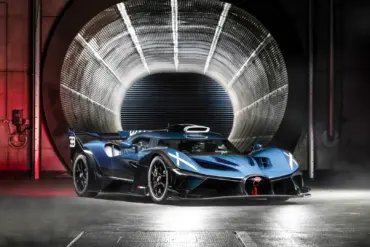 Bugatti Bolide in türkis-blauem Carbon mit schwarzem Akzenten vor Windkanal-Öffnung