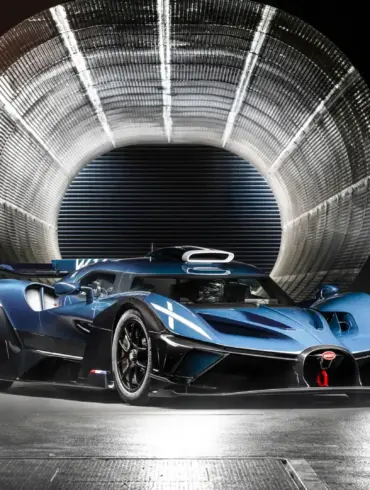 Bugatti Bolide in türkis-blauem Carbon mit schwarzem Akzenten vor Windkanal-Öffnung