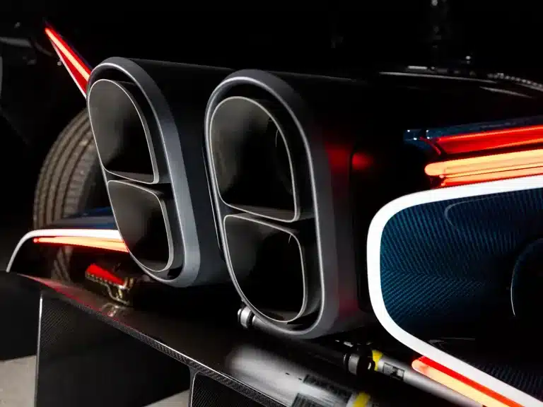 Nahaufnahme der vierflutigen Abgasanlage und Rückleuchten am Heck eines Bugatti Bolide