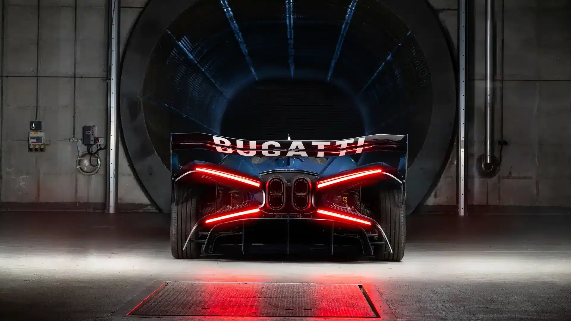 Heckansicht eines Bugatti Bolide mit X-förmigen Rückleuchten im Windkanal
