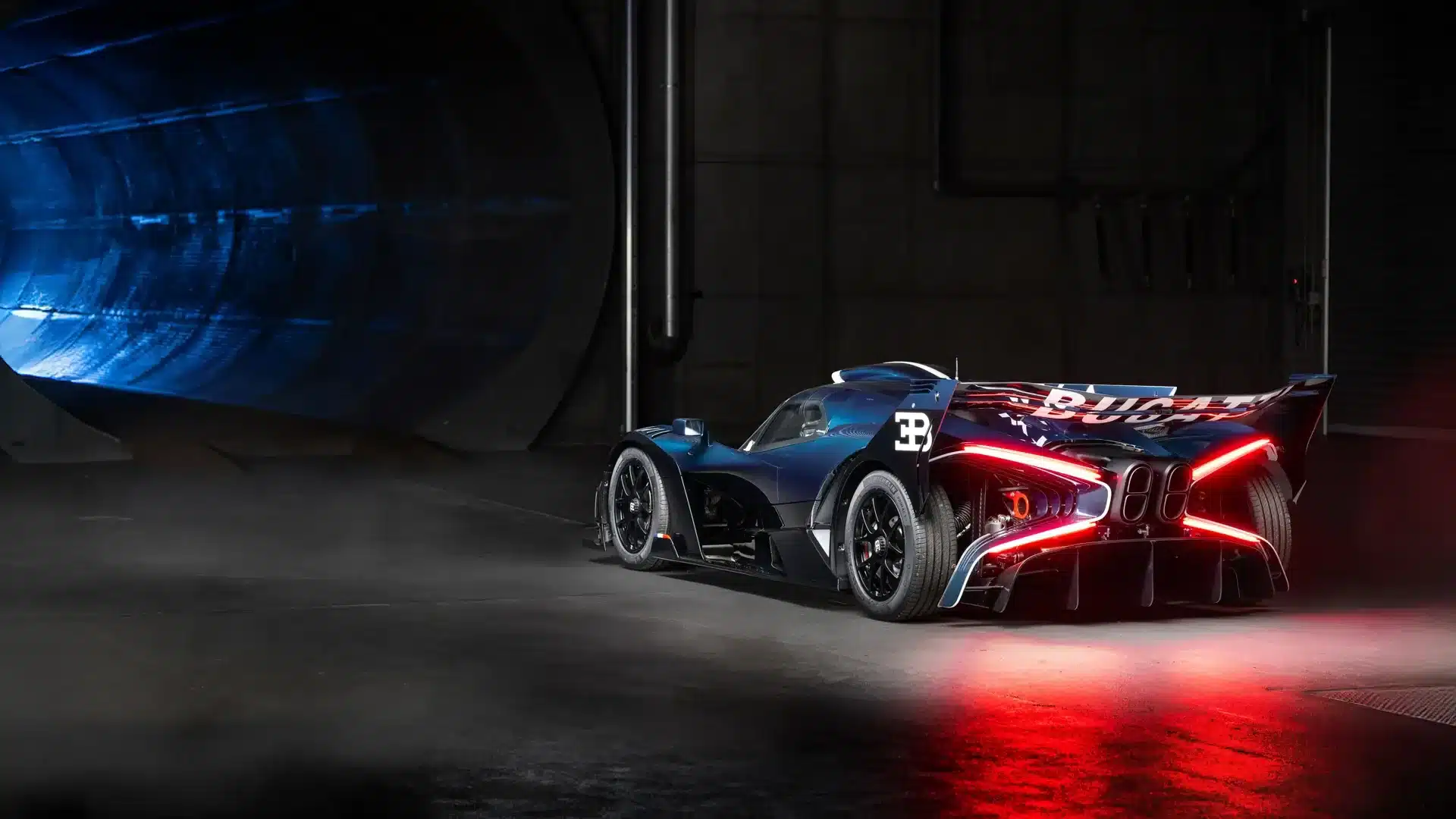 Bugatti Bolide von hinten im Windkanal, beleuchtetes Heck und Rennstrecken-Atmosphäre