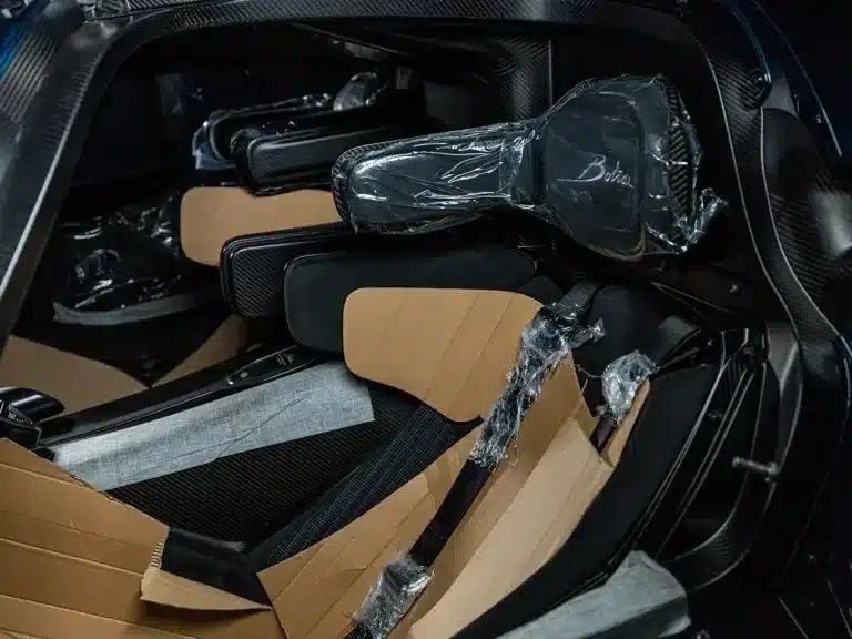 Detailansicht des Cockpits eines Bugatti Bolide, noch mit Verpackungsmaterial geschützt