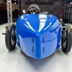 Heckansicht eines blauen Bugatti Creation Cabriolet von 1971 mit Speichenrädern und zwei Edelstahlauspuffendrohren, aufgenommen in einer Halle.