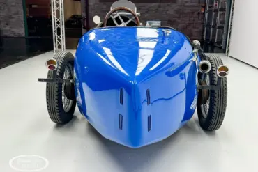 Heckansicht eines blauen Bugatti Creation Cabriolet von 1971 mit Speichenrädern und zwei Edelstahlauspuffendrohren, aufgenommen in einer Halle.