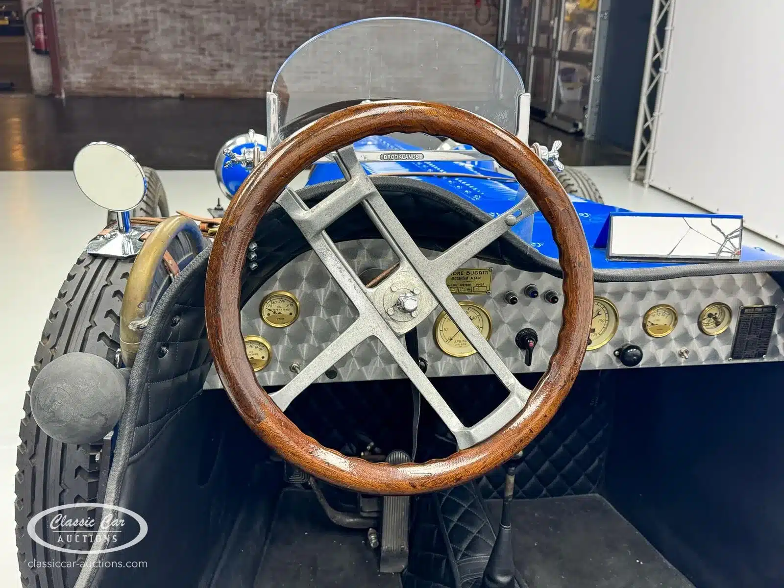 Innenansicht des Bugatti Creation Cabriolets von 1971: Holzlenkrad, originale Armaturen und Details des Armaturenbretts.
