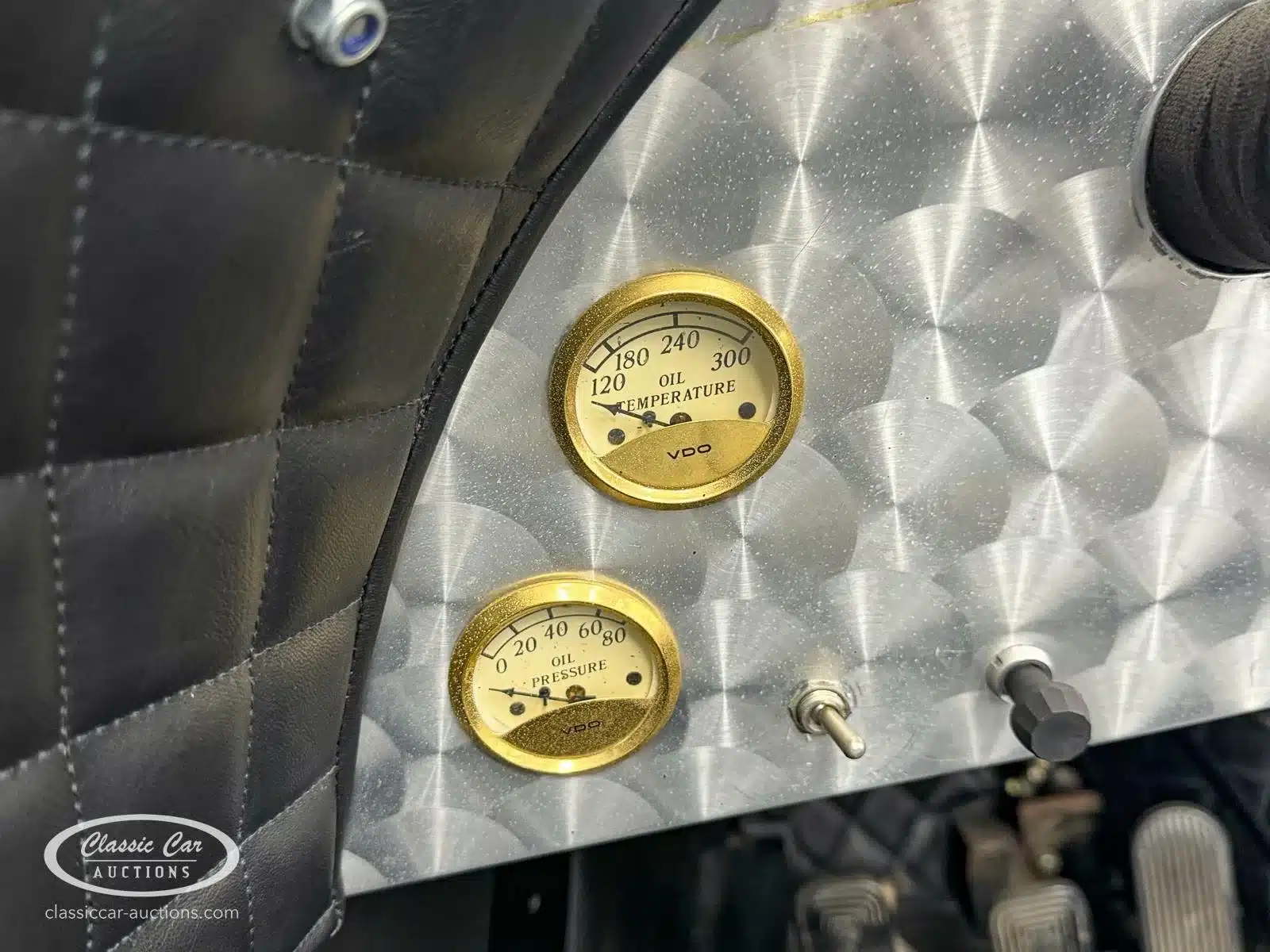 Armaturenbrett mit VDO-Rundinstrumenten für Öltemperatur und Öldruck im Bugatti Creation Cabriolet von 1971.