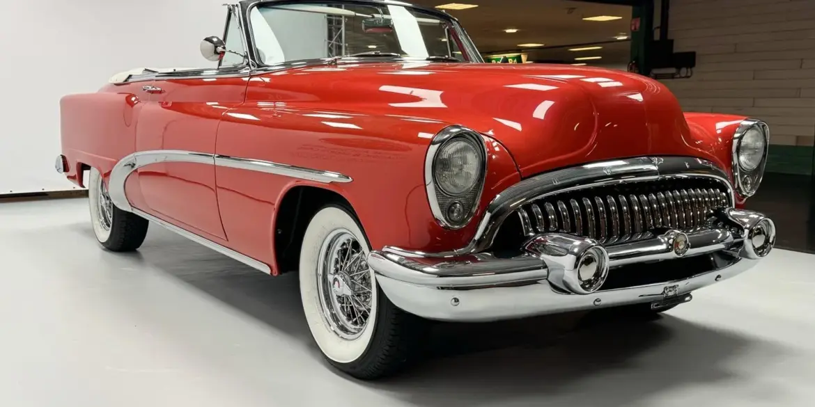 Frontansicht eines roten Buick Special 40 Cabriolet von 1953 mit geöffneter Verdeckt, Weißwandreifen und verchromtem Grill